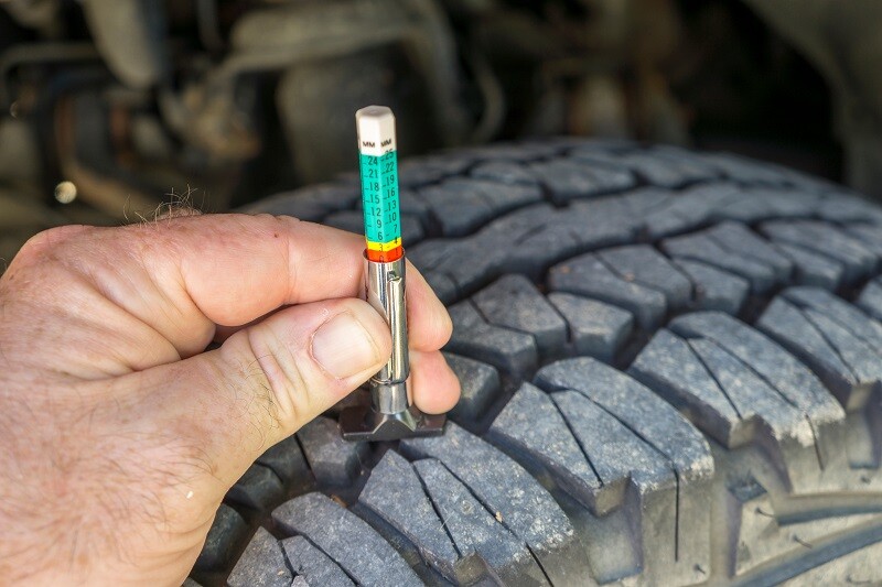 Jaká je minimální výška dezénu u nákladních pneumatik?