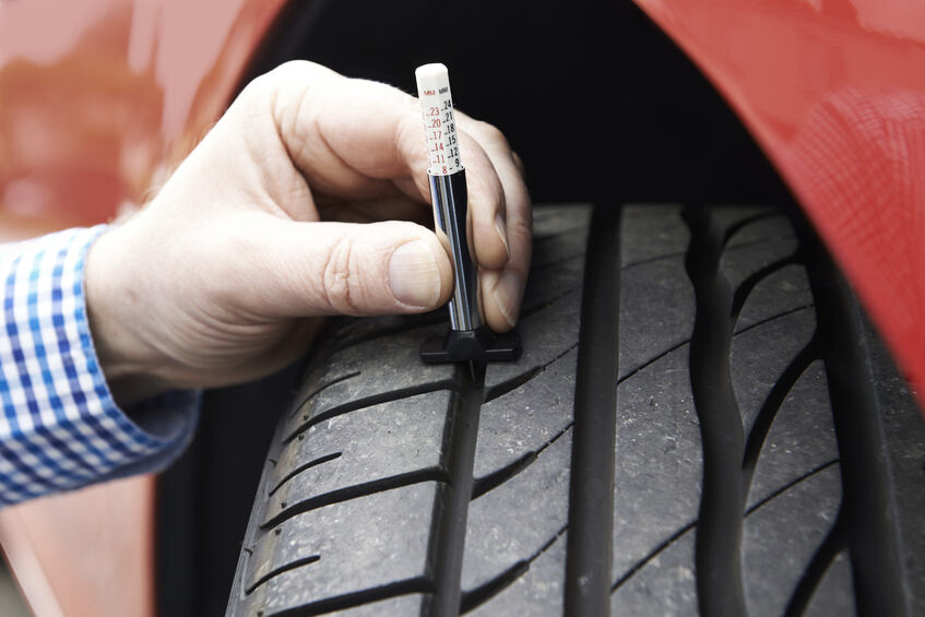 Jak měřit výšku dezénu pneumatik?