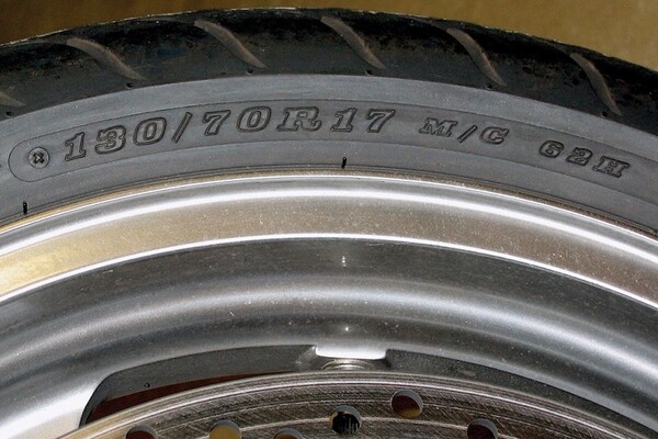 Jak se značí pneumatiky na motorku?