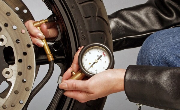 Huštění pneumatik motocyklů