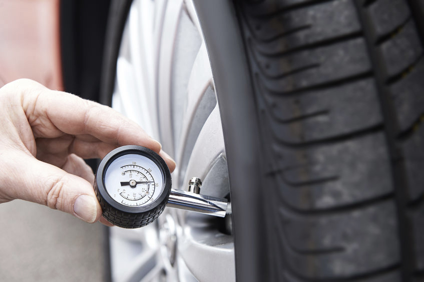 jak změřit tlak v pneumatikách